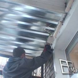 Установка и укрепление профлиста на крыш балкона
