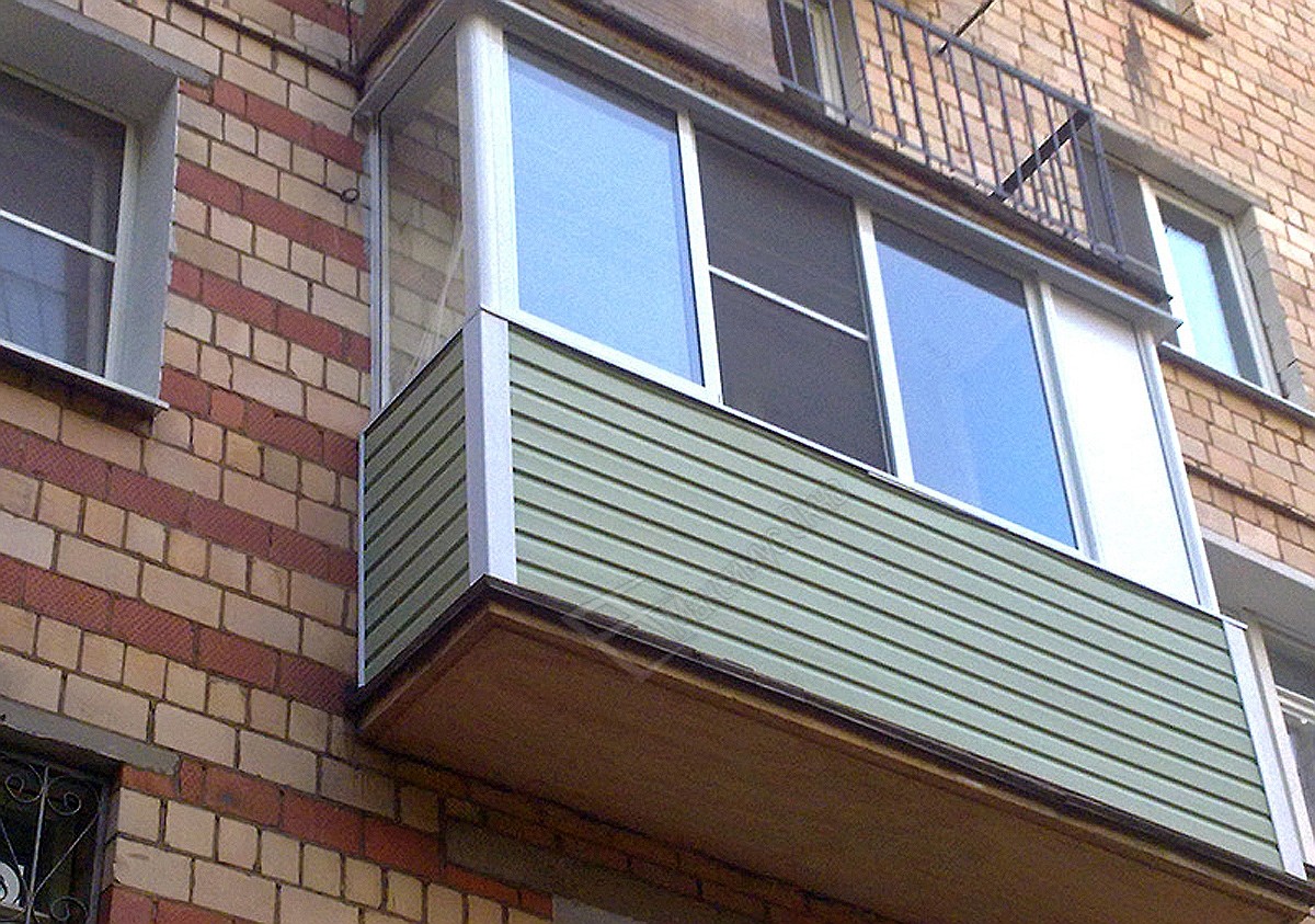 Низ балкона. Отделка балкона снаружи. Балкон сайдингом. Отделка балкона сайдингом. Обшивка балкона снаружи.