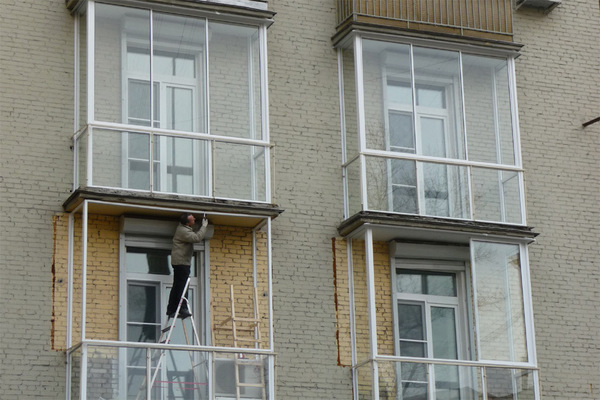 Цены на замену остекления балконов и лоджий в новостройке Rehau: