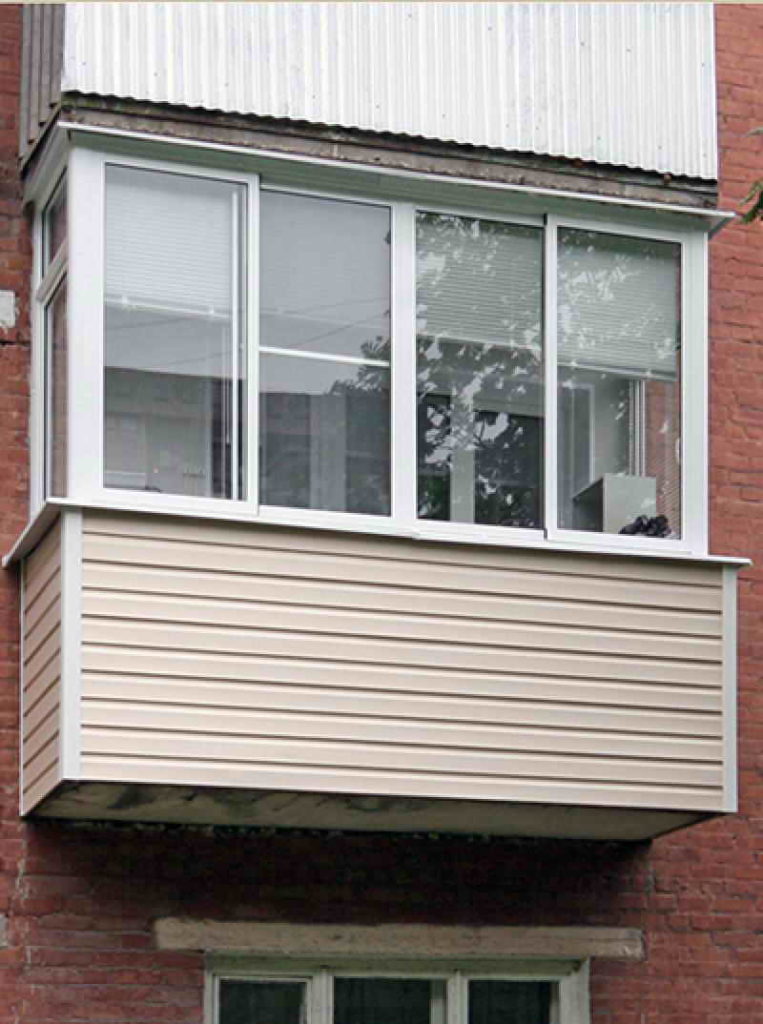 Как обшить балкон сайдингом?