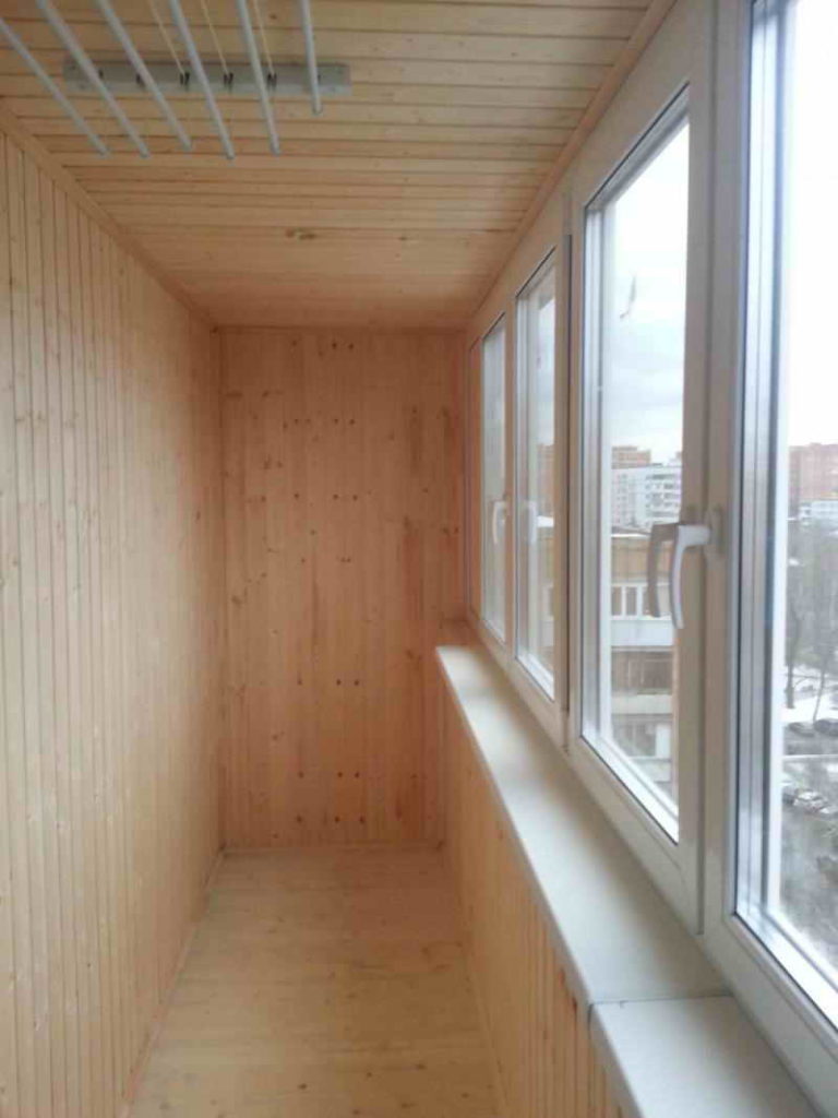Отделка балконов и лоджий деревянной вагонкой под ключ - доступная цена в  Москве