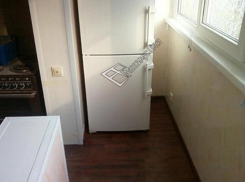 Можно ставить морозильную камеру на балкон. Холодильник на лоджии. Лоджии сзолодильником. Холодильник на маленьком балконе. Холодильник на лоджии объединенной с кухней.