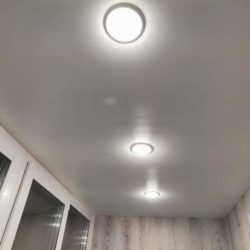 Панели ПВХ на потолке с установкой светильников