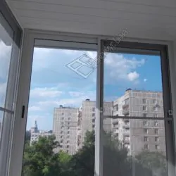 Легкое алюминиевое застекление балкона окнами с раздвижными створками